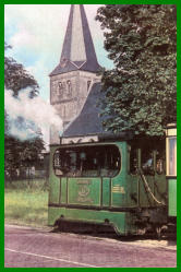 Kerk met stoomtram eind 1950