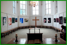 Expositieruimte in het koor van de kerk. Giovanni Tunzi